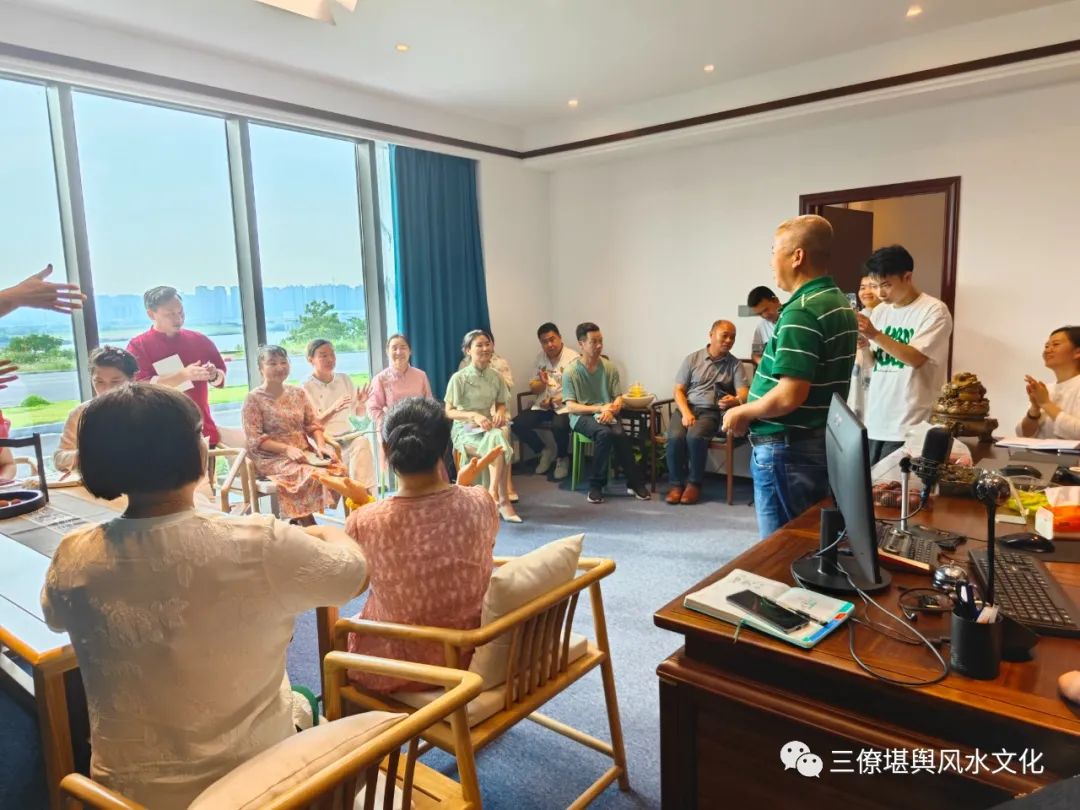 办公室风水3大要点：  1、办公桌  办公桌是决策，决定的位置  一定要有背山面水，背后一定要有靠，前有逆水局为最好，第二是腰带水，第三是聚水局，第四是无水局，第五是顺水局。  2、保险柜  保险柜是聚财的位置  通常进门的45度是财神位，最好是放在青龙方，财同时是不见光的，要放在隐藏的地方。  保险柜旁边不要有空调不要放水，要不会存不住钱。  3、会客桌/茶桌  茶桌是合作洽谈，会客、业务商谈的位置  背后一定不要有水，不要有路因它是动态的，有的话会犯小人、心烦意乱。   
