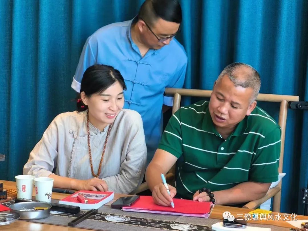 办公室风水3大要点：  1、办公桌  办公桌是决策，决定的位置  一定要有背山面水，背后一定要有靠，前有逆水局为最好，第二是腰带水，第三是聚水局，第四是无水局，第五是顺水局。  2、保险柜  保险柜是聚财的位置  通常进门的45度是财神位，最好是放在青龙方，财同时是不见光的，要放在隐藏的地方。  保险柜旁边不要有空调不要放水，要不会存不住钱。  3、会客桌/茶桌  茶桌是合作洽谈，会客、业务商谈的位置  背后一定不要有水，不要有路因它是动态的，有的话会犯小人、心烦意乱。   