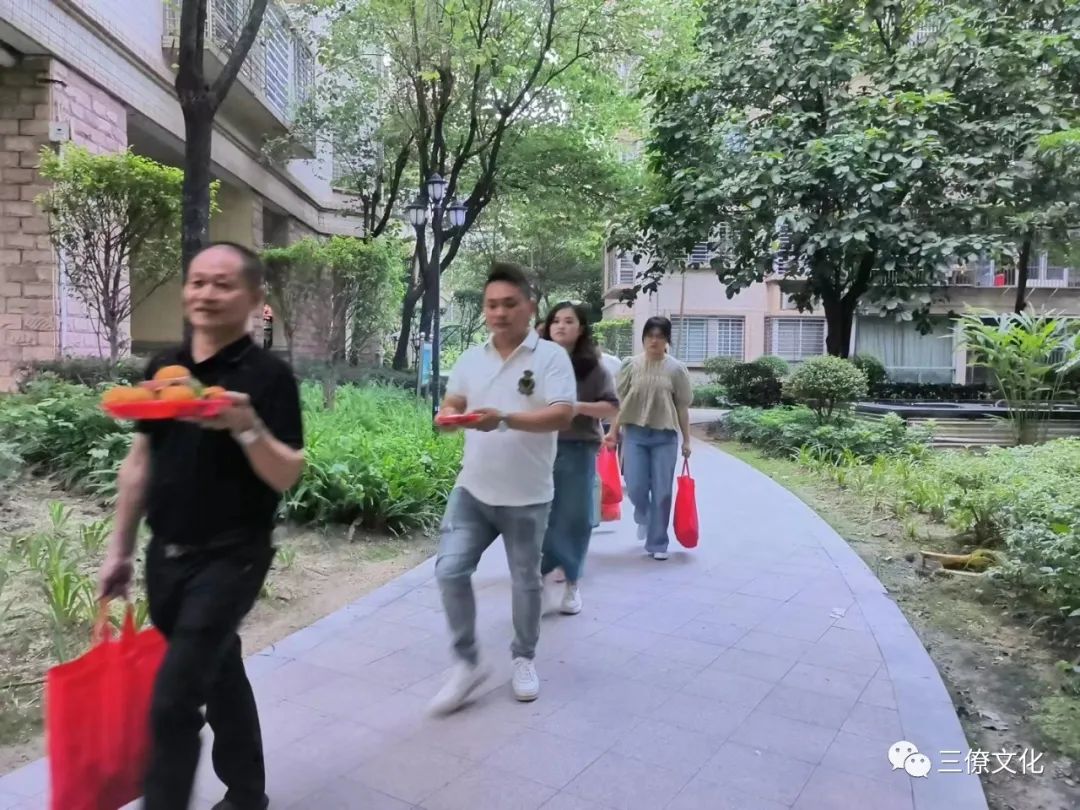 为福主择良辰吉日，出老宅，乔迁新居仪式，赠予吉言：李总乔迁新居大吉大利大兴大发 新居入宅为人生重大喜事之一，几乎和洞房花烛，金榜题名不相上下，对大部分的人而主，它代表的是成家立业功成名就，及乃万分值得庆贺的日子。 宅有宅神，在搬家入住前一定要先进行净宅和旺宅。水果五种、糖五种、五谷五种、乾隆大钱五个以上物品分成五份，分别放到整个屋子的四个角和屋子的中间（或者是客厅的茶几上）。把净宅符、旺宅符、香碗和香也放到中间或茶几上。先用碗盛些米，点燃三柱香。然后鞠躬三次。之后把净宅符烧掉，下面用水盆接着灰。然后把灰和水搅拌一下，把符水掸到屋子的四周和中心。剩下的水可以倒掉。 选定良辰吉日，乔迁当日之五行不宜与新居的门向、屋向之五行相冲；乔迁当日之五行不宜与宅主件命相冲、不宜与宅主命局喜用神相冲。  焚香净宝和风生水起，关闭好门窗，在各房间的中心位置放香一盘，其中客厅放置一大盘，以檀香为最佳；为了安全起见，请用瓷盘托住檀香，燃香，打开门窗通风透气。风生水起指把门窗打开让房屋内的气场得以流通，让外面的气场贯通房屋从而改变房屋磁场；“水起”则是在进宅时，煮开水泡茶，取其意为“风生水起”。 家中有怀孕的女人，尽量不搬家，万一非搬不可，严防动了胎神，最好让孕妇离开现场，并且旧地方每搬动一物，先用新扫把扫一扫，如此可避免惊动胎神。 搬家后的第一天或第一周内要闹房，即一定要请亲朋好友、左邻右舍到家中热闹一番：或聊天或吃饭或娱乐等，越热闹越以驱邪。 搬家那天，第一次走进屋，手上一定要拿些贵重的东西。如米桶、存折等，不可空手进去。  搬进去之后，尽量不要再修造施工，搬东西可以。如果要再做的话，就一定要择日再做。 入住当天晚上宜煮些甜汤圆或甜品，不要冷灶，全家共食，表示一家团圆，甜甜蜜蜜之意，求个喜气。 中国人对于风水向来都比较讲究，很多人都想了解到底怎样的风水布局才能避凶趋吉，招财旺丁，健康平安。其实注重风水的最根本目的是为了达到室内外气场统一和谐，使人的身心状态更加和谐，由此催生各种好事。这是注重住宅风水的积极意义所在。  全国各地有需要勘察风水业务的朋友请咨询联系我们，我们服务业务范围，如下，欢迎咨询。  三僚真君堂、麒麟堂为杨公风水第三十八代嫡传曾真君先生创立，以传授正宗杨公风水为宗旨，为了满足风水爱好者学习风水的需要，学习到正宗三僚风水，弘扬杨公救贫精神，提供风水传承者更好的条件，服务全国各地的风水从业者，以及风水爱好者。如果您想在风水上有所造诣，欢迎来我们这里学习。