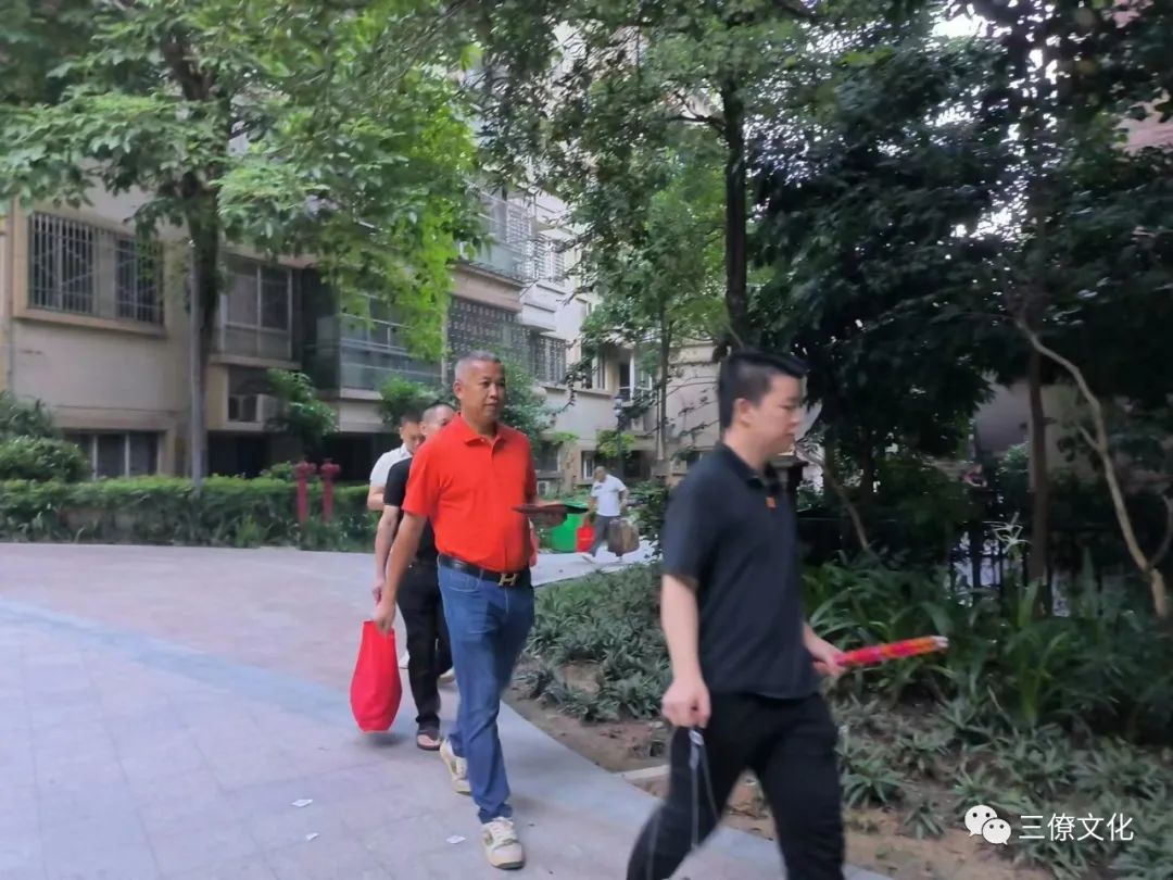 为福主择良辰吉日，出老宅，乔迁新居仪式，赠予吉言：李总乔迁新居大吉大利大兴大发 新居入宅为人生重大喜事之一，几乎和洞房花烛，金榜题名不相上下，对大部分的人而主，它代表的是成家立业功成名就，及乃万分值得庆贺的日子。 宅有宅神，在搬家入住前一定要先进行净宅和旺宅。水果五种、糖五种、五谷五种、乾隆大钱五个以上物品分成五份，分别放到整个屋子的四个角和屋子的中间（或者是客厅的茶几上）。把净宅符、旺宅符、香碗和香也放到中间或茶几上。先用碗盛些米，点燃三柱香。然后鞠躬三次。之后把净宅符烧掉，下面用水盆接着灰。然后把灰和水搅拌一下，把符水掸到屋子的四周和中心。剩下的水可以倒掉。 选定良辰吉日，乔迁当日之五行不宜与新居的门向、屋向之五行相冲；乔迁当日之五行不宜与宅主件命相冲、不宜与宅主命局喜用神相冲。  焚香净宝和风生水起，关闭好门窗，在各房间的中心位置放香一盘，其中客厅放置一大盘，以檀香为最佳；为了安全起见，请用瓷盘托住檀香，燃香，打开门窗通风透气。风生水起指把门窗打开让房屋内的气场得以流通，让外面的气场贯通房屋从而改变房屋磁场；“水起”则是在进宅时，煮开水泡茶，取其意为“风生水起”。 家中有怀孕的女人，尽量不搬家，万一非搬不可，严防动了胎神，最好让孕妇离开现场，并且旧地方每搬动一物，先用新扫把扫一扫，如此可避免惊动胎神。 搬家后的第一天或第一周内要闹房，即一定要请亲朋好友、左邻右舍到家中热闹一番：或聊天或吃饭或娱乐等，越热闹越以驱邪。 搬家那天，第一次走进屋，手上一定要拿些贵重的东西。如米桶、存折等，不可空手进去。  搬进去之后，尽量不要再修造施工，搬东西可以。如果要再做的话，就一定要择日再做。 入住当天晚上宜煮些甜汤圆或甜品，不要冷灶，全家共食，表示一家团圆，甜甜蜜蜜之意，求个喜气。 中国人对于风水向来都比较讲究，很多人都想了解到底怎样的风水布局才能避凶趋吉，招财旺丁，健康平安。其实注重风水的最根本目的是为了达到室内外气场统一和谐，使人的身心状态更加和谐，由此催生各种好事。这是注重住宅风水的积极意义所在。  全国各地有需要勘察风水业务的朋友请咨询联系我们，我们服务业务范围，如下，欢迎咨询。  三僚真君堂、麒麟堂为杨公风水第三十八代嫡传曾真君先生创立，以传授正宗杨公风水为宗旨，为了满足风水爱好者学习风水的需要，学习到正宗三僚风水，弘扬杨公救贫精神，提供风水传承者更好的条件，服务全国各地的风水从业者，以及风水爱好者。如果您想在风水上有所造诣，欢迎来我们这里学习。