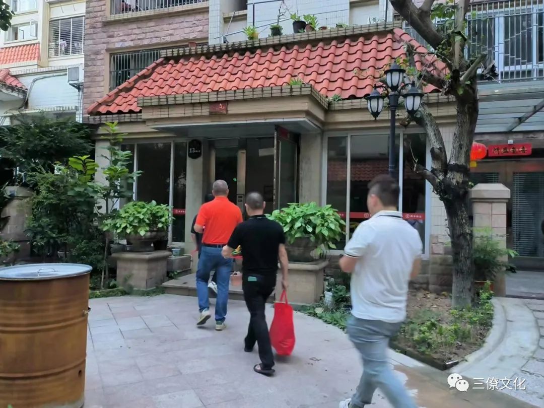为福主择良辰吉日，出老宅，乔迁新居仪式，赠予吉言：李总乔迁新居大吉大利大兴大发 新居入宅为人生重大喜事之一，几乎和洞房花烛，金榜题名不相上下，对大部分的人而主，它代表的是成家立业功成名就，及乃万分值得庆贺的日子。 宅有宅神，在搬家入住前一定要先进行净宅和旺宅。水果五种、糖五种、五谷五种、乾隆大钱五个以上物品分成五份，分别放到整个屋子的四个角和屋子的中间（或者是客厅的茶几上）。把净宅符、旺宅符、香碗和香也放到中间或茶几上。先用碗盛些米，点燃三柱香。然后鞠躬三次。之后把净宅符烧掉，下面用水盆接着灰。然后把灰和水搅拌一下，把符水掸到屋子的四周和中心。剩下的水可以倒掉。 选定良辰吉日，乔迁当日之五行不宜与新居的门向、屋向之五行相冲；乔迁当日之五行不宜与宅主件命相冲、不宜与宅主命局喜用神相冲。  焚香净宝和风生水起，关闭好门窗，在各房间的中心位置放香一盘，其中客厅放置一大盘，以檀香为最佳；为了安全起见，请用瓷盘托住檀香，燃香，打开门窗通风透气。风生水起指把门窗打开让房屋内的气场得以流通，让外面的气场贯通房屋从而改变房屋磁场；“水起”则是在进宅时，煮开水泡茶，取其意为“风生水起”。 家中有怀孕的女人，尽量不搬家，万一非搬不可，严防动了胎神，最好让孕妇离开现场，并且旧地方每搬动一物，先用新扫把扫一扫，如此可避免惊动胎神。 搬家后的第一天或第一周内要闹房，即一定要请亲朋好友、左邻右舍到家中热闹一番：或聊天或吃饭或娱乐等，越热闹越以驱邪。 搬家那天，第一次走进屋，手上一定要拿些贵重的东西。如米桶、存折等，不可空手进去。  搬进去之后，尽量不要再修造施工，搬东西可以。如果要再做的话，就一定要择日再做。 入住当天晚上宜煮些甜汤圆或甜品，不要冷灶，全家共食，表示一家团圆，甜甜蜜蜜之意，求个喜气。 中国人对于风水向来都比较讲究，很多人都想了解到底怎样的风水布局才能避凶趋吉，招财旺丁，健康平安。其实注重风水的最根本目的是为了达到室内外气场统一和谐，使人的身心状态更加和谐，由此催生各种好事。这是注重住宅风水的积极意义所在。  全国各地有需要勘察风水业务的朋友请咨询联系我们，我们服务业务范围，如下，欢迎咨询。  三僚真君堂、麒麟堂为杨公风水第三十八代嫡传曾真君先生创立，以传授正宗杨公风水为宗旨，为了满足风水爱好者学习风水的需要，学习到正宗三僚风水，弘扬杨公救贫精神，提供风水传承者更好的条件，服务全国各地的风水从业者，以及风水爱好者。如果您想在风水上有所造诣，欢迎来我们这里学习。
