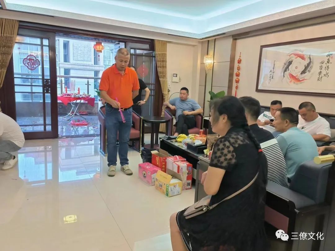 为福主择良辰吉日，出老宅，乔迁新居仪式，赠予吉言：李总乔迁新居大吉大利大兴大发 新居入宅为人生重大喜事之一，几乎和洞房花烛，金榜题名不相上下，对大部分的人而主，它代表的是成家立业功成名就，及乃万分值得庆贺的日子。 宅有宅神，在搬家入住前一定要先进行净宅和旺宅。水果五种、糖五种、五谷五种、乾隆大钱五个以上物品分成五份，分别放到整个屋子的四个角和屋子的中间（或者是客厅的茶几上）。把净宅符、旺宅符、香碗和香也放到中间或茶几上。先用碗盛些米，点燃三柱香。然后鞠躬三次。之后把净宅符烧掉，下面用水盆接着灰。然后把灰和水搅拌一下，把符水掸到屋子的四周和中心。剩下的水可以倒掉。 选定良辰吉日，乔迁当日之五行不宜与新居的门向、屋向之五行相冲；乔迁当日之五行不宜与宅主件命相冲、不宜与宅主命局喜用神相冲。  焚香净宝和风生水起，关闭好门窗，在各房间的中心位置放香一盘，其中客厅放置一大盘，以檀香为最佳；为了安全起见，请用瓷盘托住檀香，燃香，打开门窗通风透气。风生水起指把门窗打开让房屋内的气场得以流通，让外面的气场贯通房屋从而改变房屋磁场；“水起”则是在进宅时，煮开水泡茶，取其意为“风生水起”。 家中有怀孕的女人，尽量不搬家，万一非搬不可，严防动了胎神，最好让孕妇离开现场，并且旧地方每搬动一物，先用新扫把扫一扫，如此可避免惊动胎神。 搬家后的第一天或第一周内要闹房，即一定要请亲朋好友、左邻右舍到家中热闹一番：或聊天或吃饭或娱乐等，越热闹越以驱邪。 搬家那天，第一次走进屋，手上一定要拿些贵重的东西。如米桶、存折等，不可空手进去。  搬进去之后，尽量不要再修造施工，搬东西可以。如果要再做的话，就一定要择日再做。 入住当天晚上宜煮些甜汤圆或甜品，不要冷灶，全家共食，表示一家团圆，甜甜蜜蜜之意，求个喜气。 中国人对于风水向来都比较讲究，很多人都想了解到底怎样的风水布局才能避凶趋吉，招财旺丁，健康平安。其实注重风水的最根本目的是为了达到室内外气场统一和谐，使人的身心状态更加和谐，由此催生各种好事。这是注重住宅风水的积极意义所在。  全国各地有需要勘察风水业务的朋友请咨询联系我们，我们服务业务范围，如下，欢迎咨询。  三僚真君堂、麒麟堂为杨公风水第三十八代嫡传曾真君先生创立，以传授正宗杨公风水为宗旨，为了满足风水爱好者学习风水的需要，学习到正宗三僚风水，弘扬杨公救贫精神，提供风水传承者更好的条件，服务全国各地的风水从业者，以及风水爱好者。如果您想在风水上有所造诣，欢迎来我们这里学习。